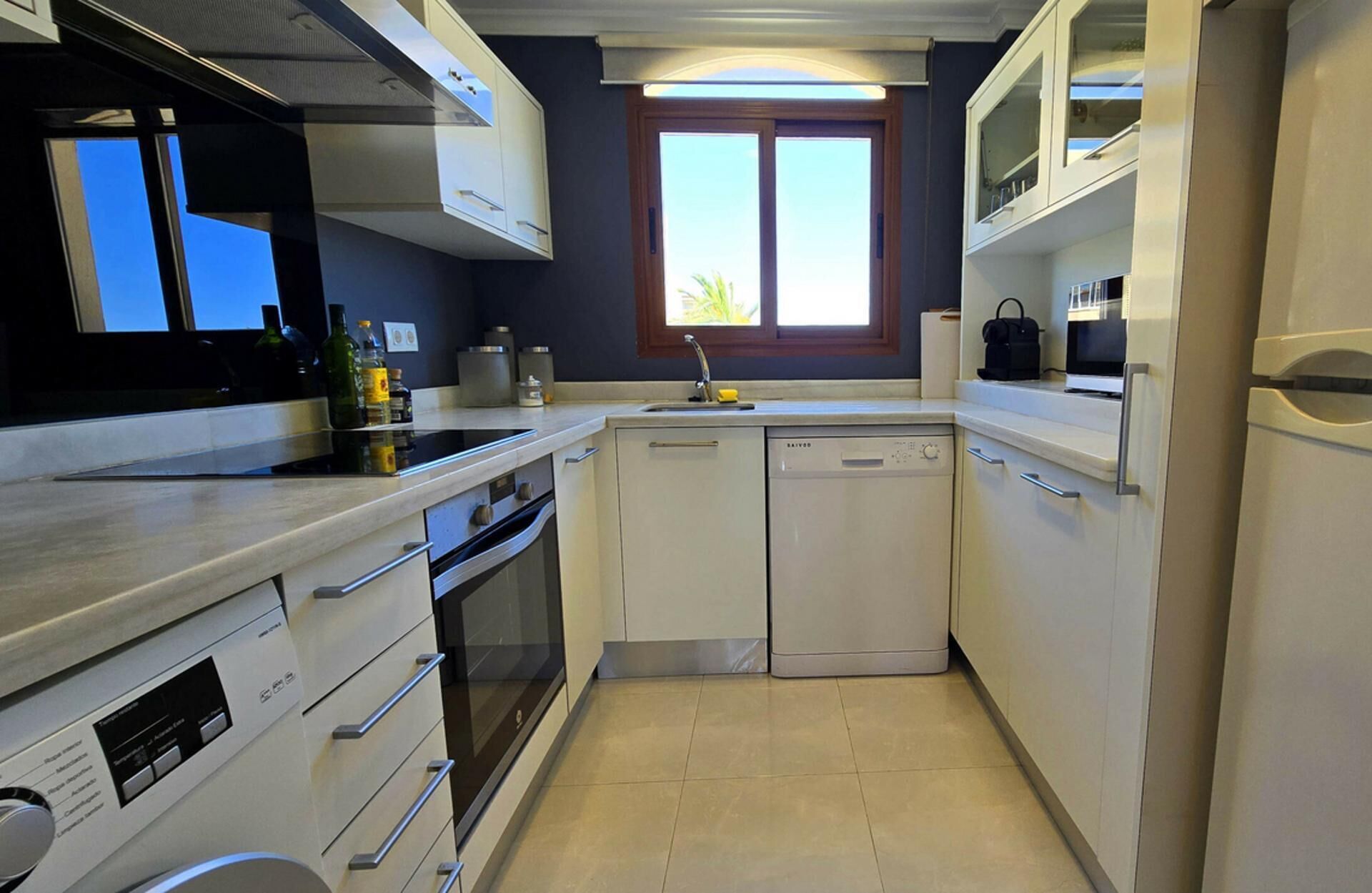 ثلاجة، ميكروويف، فرن، موقد طهي مسطح