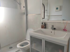 Dusj, hårføner og håndklær