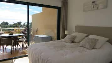 2 bedrooms, iron/ironing board, free WiFi