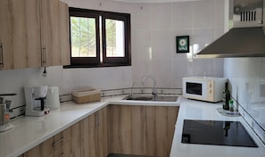 Fridge, microwave, oven, stovetop - Villa - Sleeps 8 - Pool - Pets Ok - Parking (Benissa)