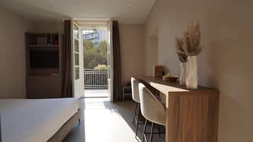 Estudio, balcón, vistas a la ciudad | Caja fuerte y espacio para trabajar con un portátil