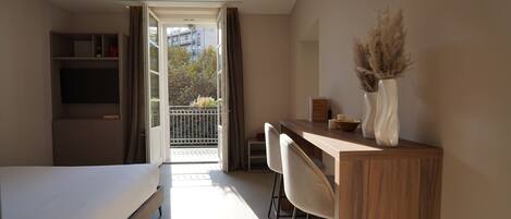 Studio, parveke, kaupunkinäköala | Tallelokero huoneessa, kannettavalle tietokoneelle sopiva työtila