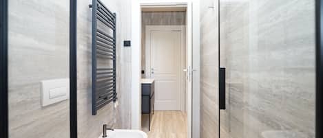Studio, Balcony, City View | Bathroom | Hair dryer, towels, soap, shampoo