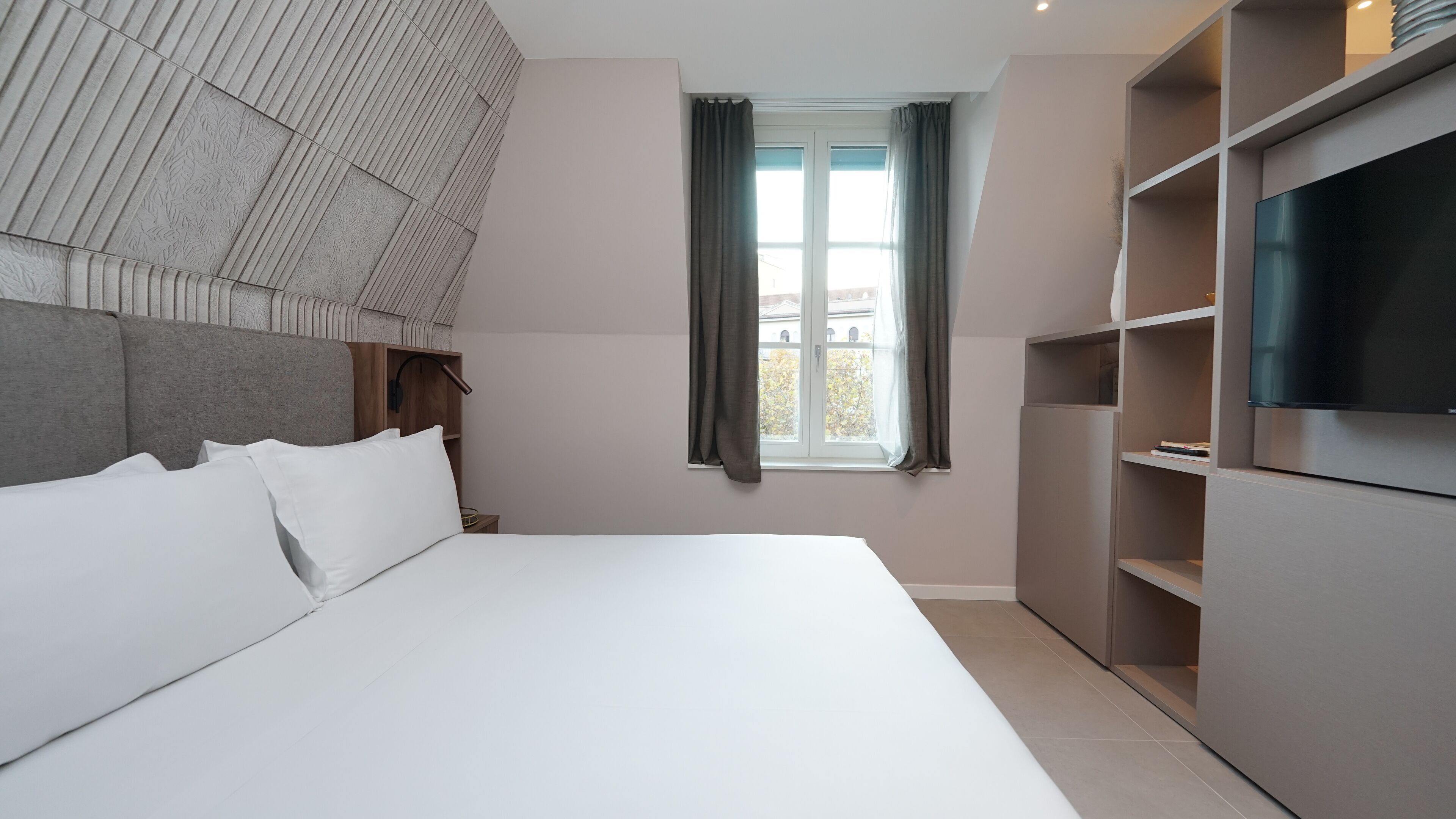 Estúdio | Cofres nos quartos, espaço de trabalho para notebook