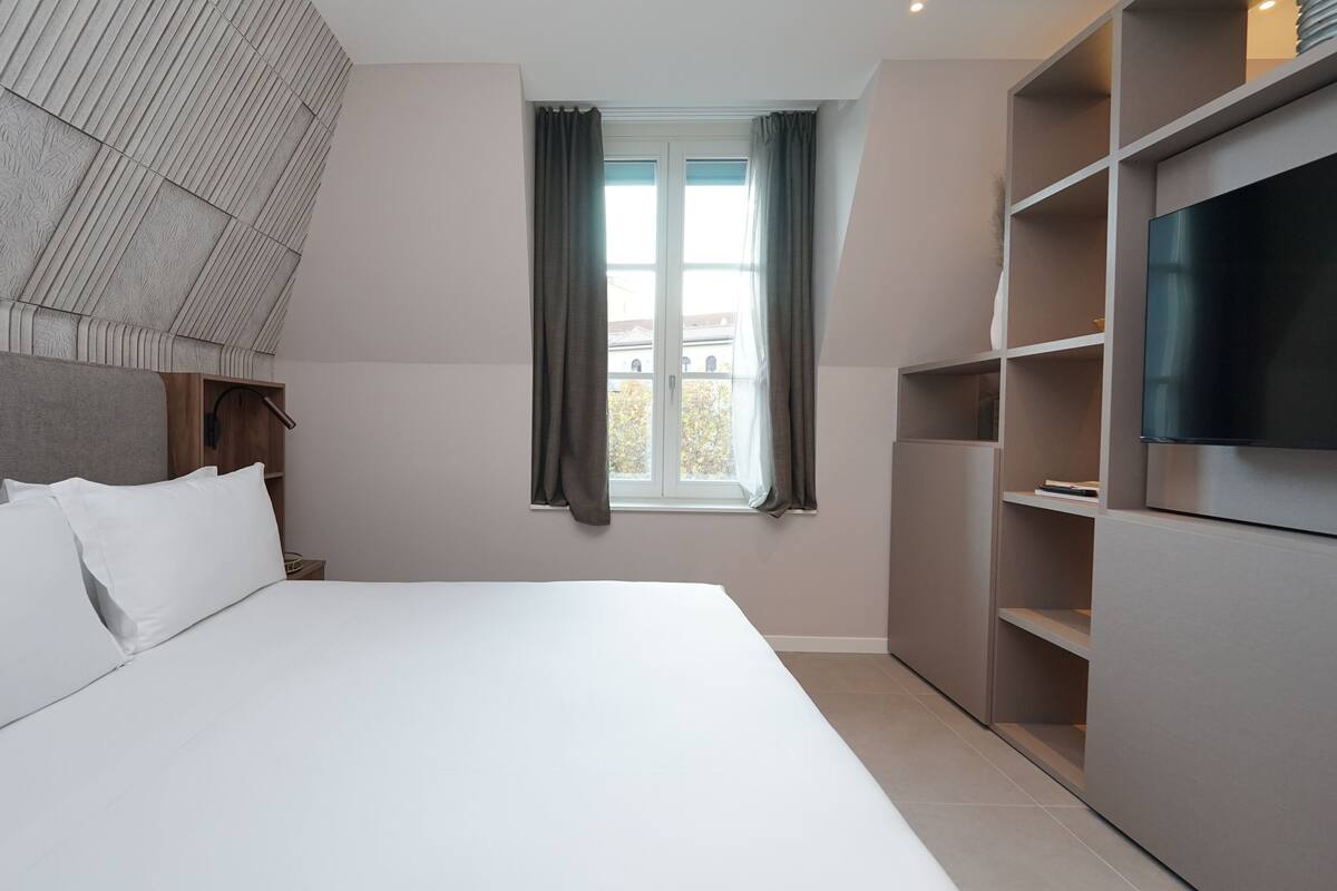 Studio | In-room safe, laptop workspace, soundproofing, iron/ironing board