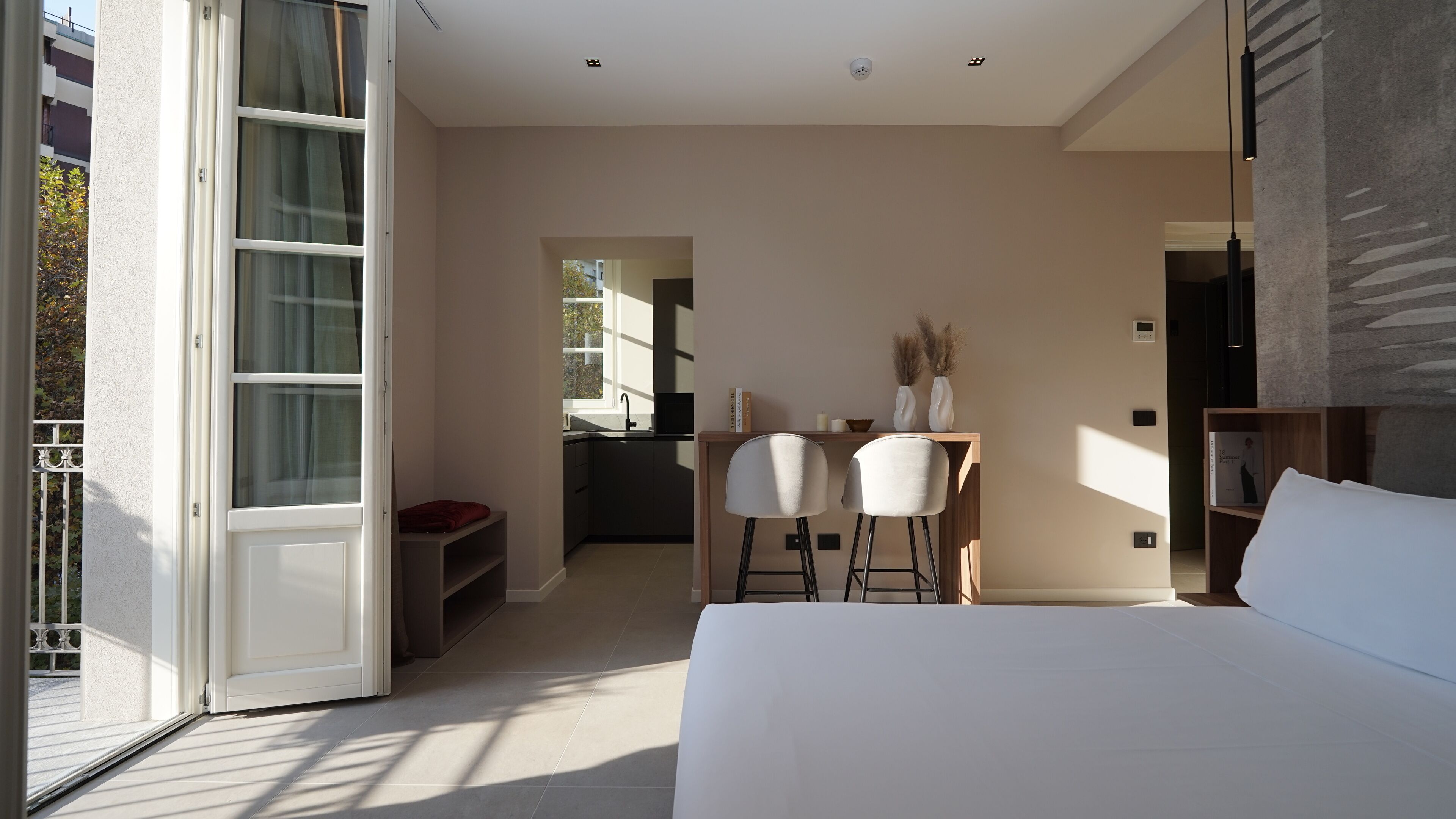 Estúdio, sacada, vista para a cidade | Cofres nos quartos, espaço de trabalho para notebook