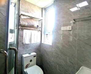 Apartamento família, vista para a cidade | Banheiro | Chuveiro, chuveiro com efeito de chuva
