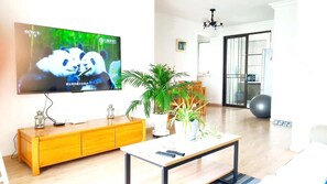 Familieleilighet, byutsikt | Oppholdsområde | En 65-tommers LCD-TV med Parabol-TV