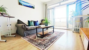 家庭公寓, 城市景观 | 起居区 | 65-英寸液晶电视（配备卫星频道）