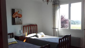 5 habitaciones y tabla de planchar con plancha