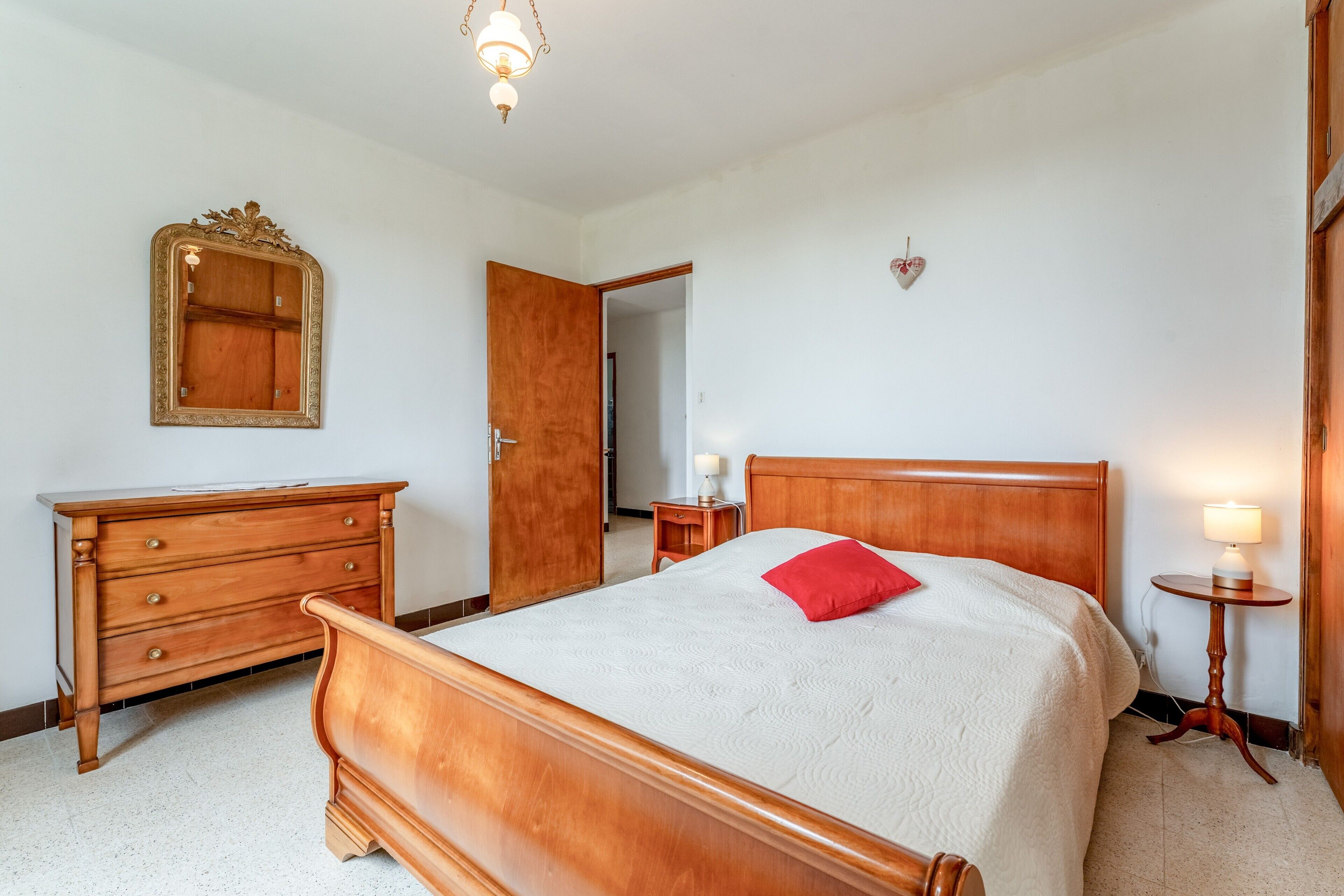 5 bedrooms, iron/ironing board