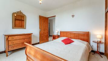 5 bedrooms, iron/ironing board