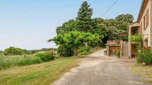 A rural road leading to a house with a covered porch and a staircase. - Gîte La Motette Drôme Provençale (Rousset les Vignes)