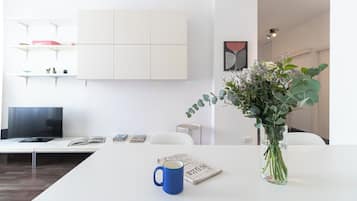 Appartement (1 Bedroom) | Coin séjour | TV connectée de 32 pouces avec chaînes par câble