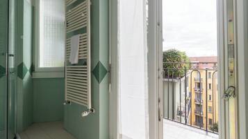 Apartment (1 Bedroom) | Badezimmer