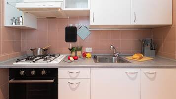 Apartment (1 Bedroom) | Wohnbereich | 32-Zoll-Smart-TV mit Kabelempfang