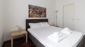 Apartament (1 Bedroom) | 1 dormitori, planxa i posts de planxar, bressols i roba de llit 