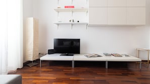 Apartamento (1 Bedroom) | Área de estar | Smart TV 32 polegadas com canais a cabo