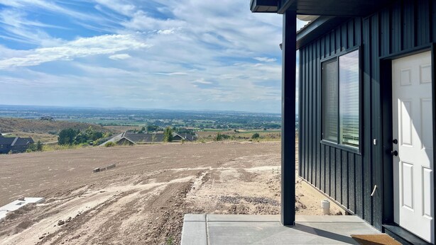 Un edificio moderno con un gran ventanal y vistas a un paisaje rural.