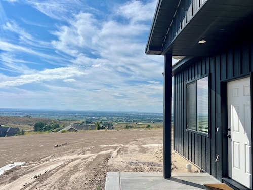 Enchanting 2-bedroom apartment with stunning views and AC in Idaho Falls