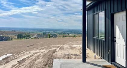 Enchanting 2-bedroom apartment with stunning views and AC in Idaho Falls