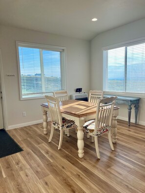Dining - Enchanting 2-bedroom apartment with stunning views and AC in Idaho Falls (Idaho Falls)