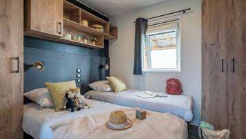 2 bedrooms, bed sheets