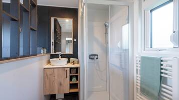 Douche, sĂšche-cheveux, serviettes fournies, papier toilette