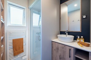 Douche, sèche-cheveux, serviettes fournies, papier toilette