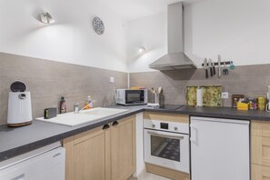 Fridge, microwave, oven, stovetop - Apartment 'El Pi Del Rei' with Mountain View, Wi-Fi and Air Conditioning (Ria Sirach)