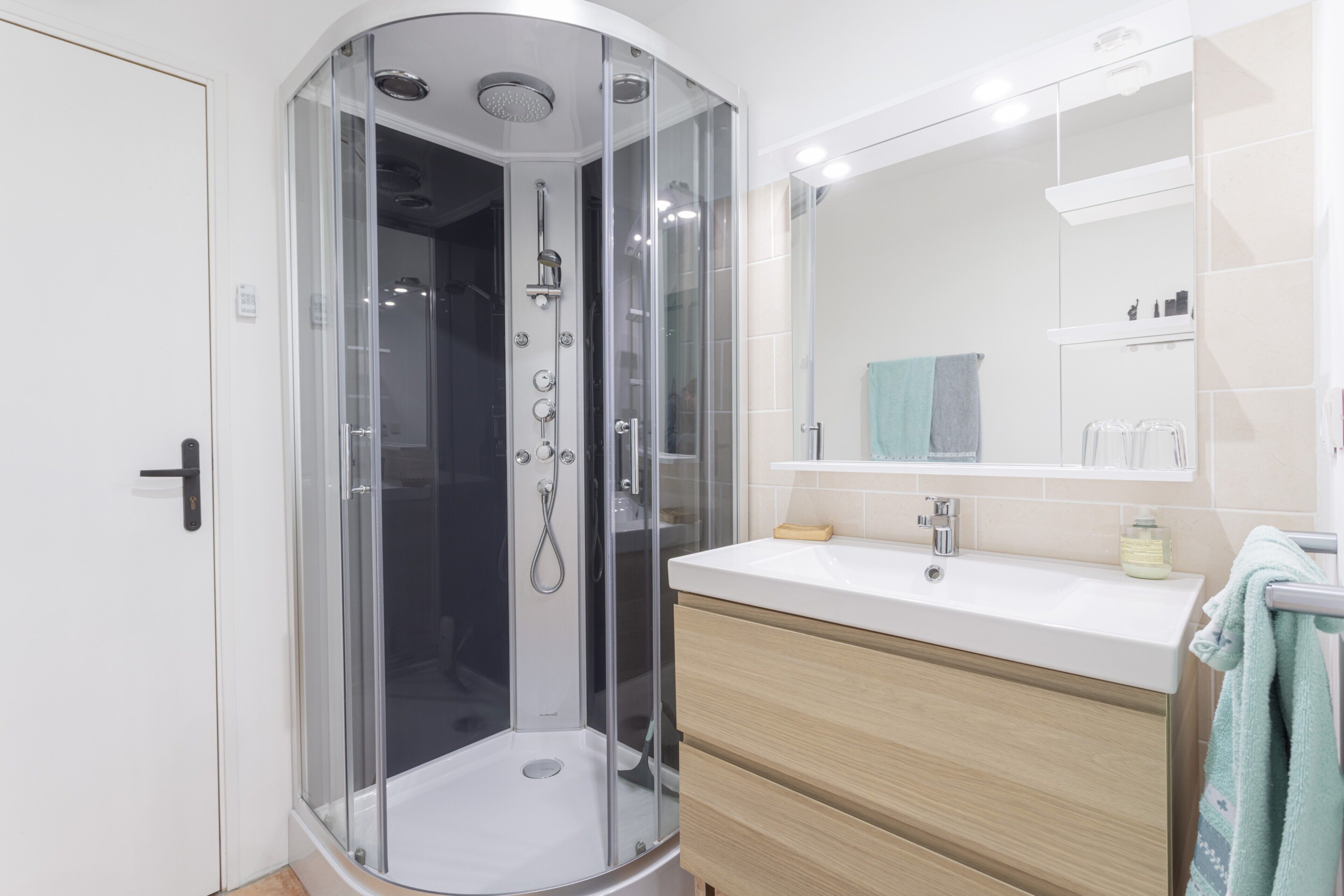 Dusche, Haartrockner, Handtücher