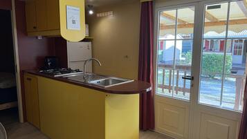 Kühlschrank, Mikrowelle, Wasserkocher, Kochgeschirr/Geschirr/Besteck