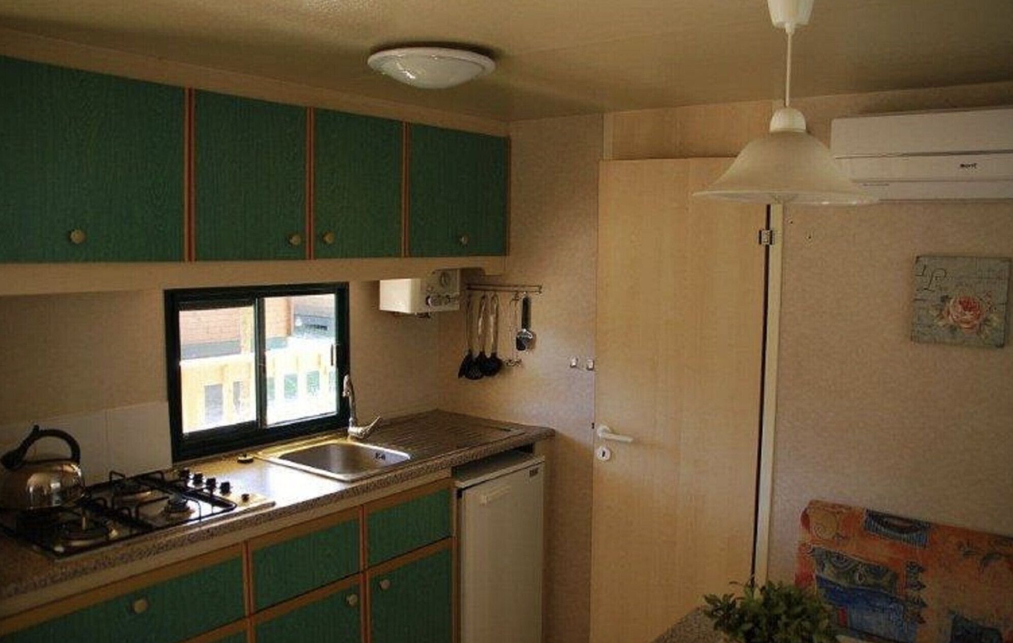 Kühlschrank, Mikrowelle, Wasserkocher, Kochgeschirr/Geschirr/Besteck