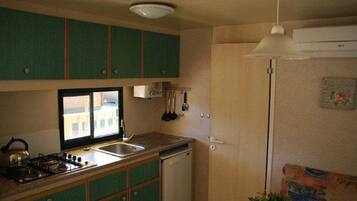 Kühlschrank, Mikrowelle, Wasserkocher, Kochgeschirr/Geschirr/Besteck