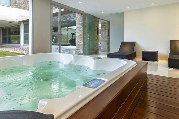 Indoor spa tub