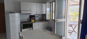 Fridge, oven, stovetop, coffee/tea maker