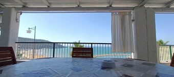 APARTMENTS 2 TWO-ROOM APARTMENTS 2 THREE-ROOM APARTMENTS EQUIPPED TERRACE OVERLOOKING THE BAY