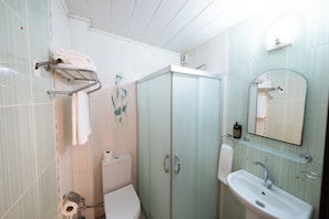 Standardzimmer, Stadtblick | Badezimmer | Dusche, kostenlose Toilettenartikel, Haartrockner, Handtücher