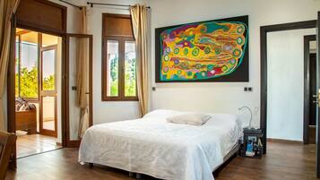 客房内保险箱、办公桌、熨斗/熨衣板、免费 WiFi