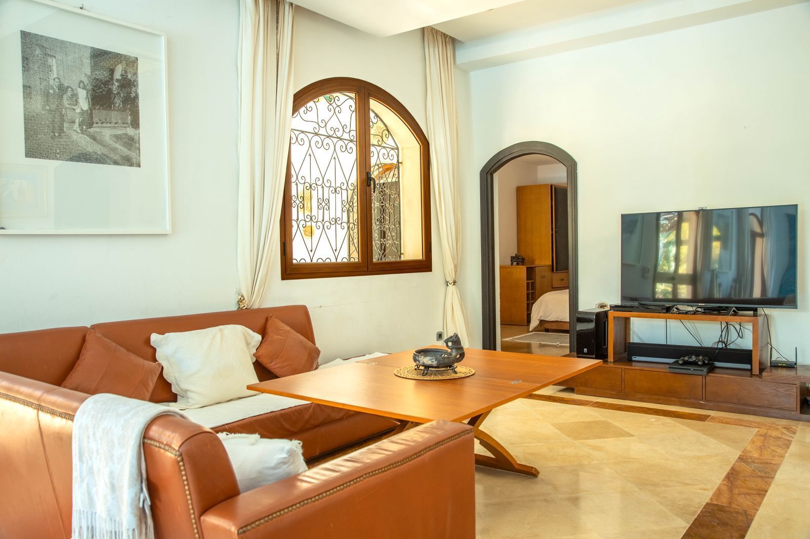 Smart TV, chimenea, biblioteca musical y impresora 