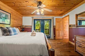 3 室のベッドルーム、デスク、アイロン / アイロン台、旅��行用ベビーベッド