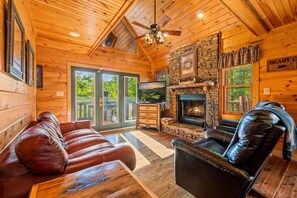 テレビ、暖炉、テーブルサッカー台