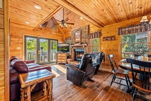 テレビ、暖炉、テーブルサッカー台