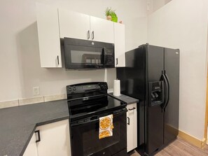 Microondas, horno, placa de cocina y lavavajillas