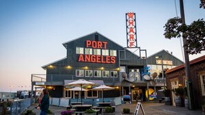 Un bâtiment situé au bord de l’eau, sur lequel on peut lire l’inscription « Port Angeles ».