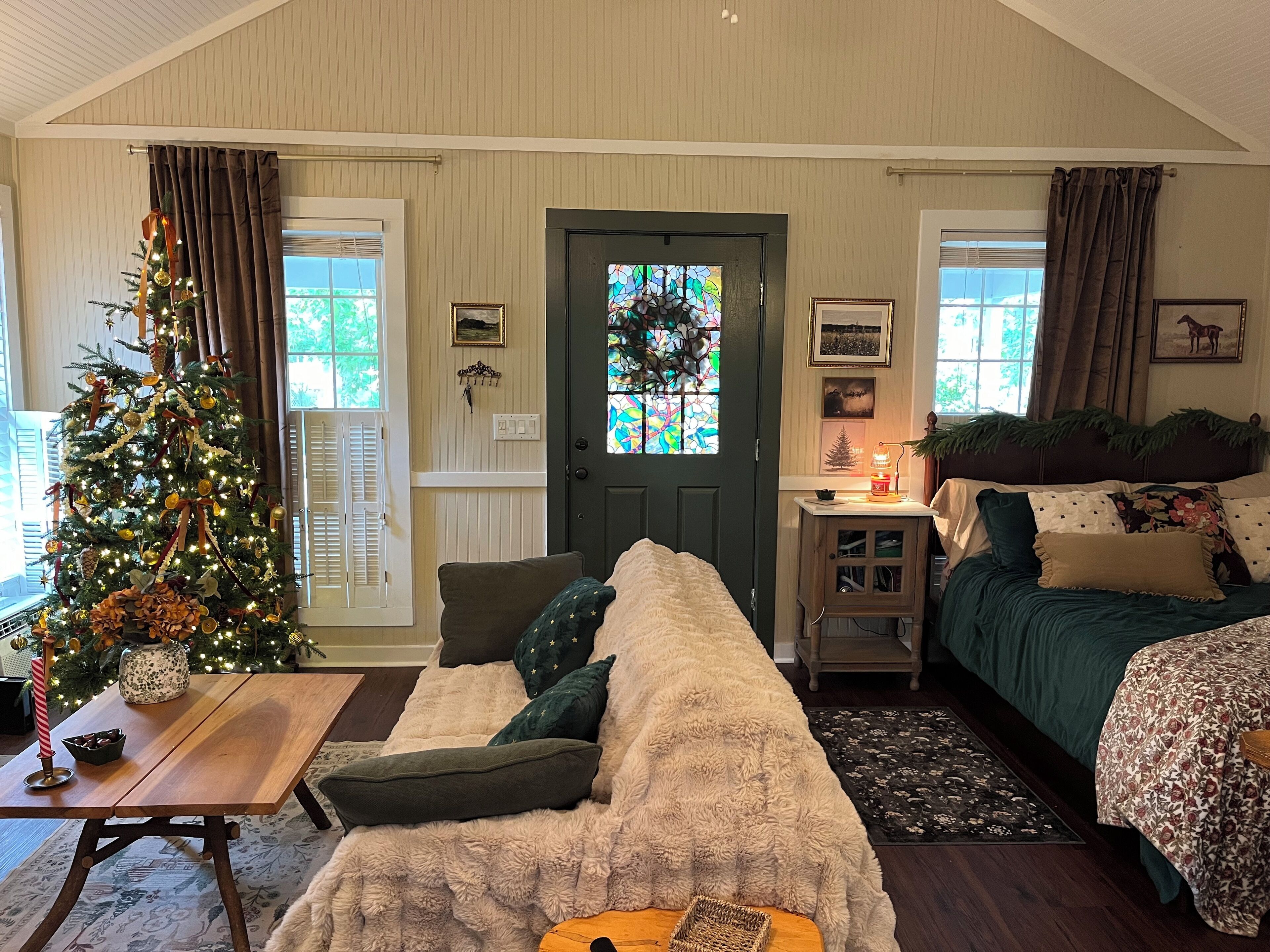 Älytelevisio, takka, kirjoja