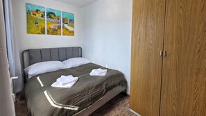 2 habitaciones, tabla de planchar con plancha, wifi y ropa de cama 