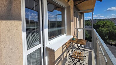 Urban Zen Stay - Comfort & cozy 2bedr. apartment in the Heart of BanskĂĄ Bystrica