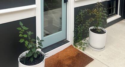 Parisian 1-bedroom apartment in the heart of NE Portland/ Historic Irvington