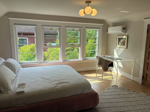 Parisian 1-bedroom apartment in the heart of NE Portland/ Historic Irvington